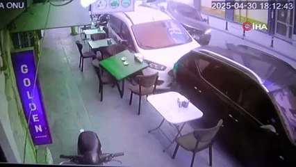 Yalova’da Park Halindeki Araçlara Çarpan Cip Yan Yattı