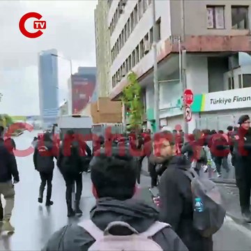 #SONDAKİKA Şişli'de polis müdahalesi yeniden başladı. Polisler eylem yapanları kovalıyor... Hareketlilik ara sokaklarda sürüyor. #taksim #1Mayıs