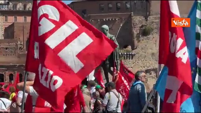 Primo Maggio, bandiere e palloncini con i colori dei sindacati alla manifestazione a Roma