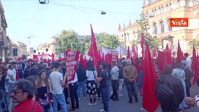 Primo Maggio, corteo a Milano di Cgil, Cisl e Uil per la festa dei lavoratori