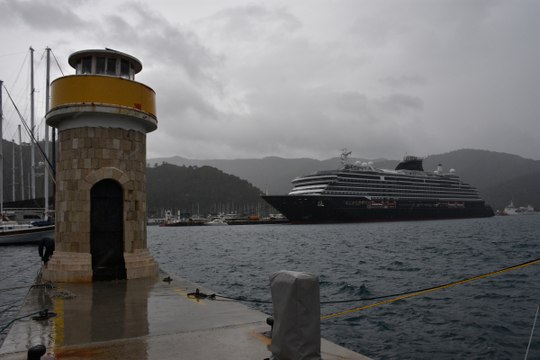 Kruvaziyer akını devam ediyor: Dev gemi Marmaris'e yanaştı