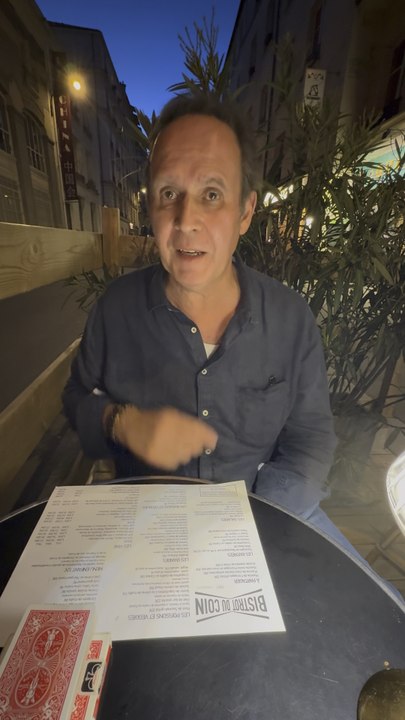 EN DIRECT DE PARIS. Petite bêtise avec mes cartes, c’est une compo personnelle comme la plupart de mes routines, je pars d’une idée existante et je la mets à ma sauce. 😜Bon visionnage les magicos.