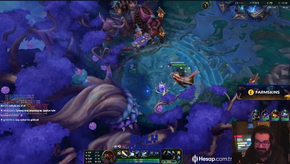 HolyPhoneix, 700 hediye abonelik (3500 dolar) karşılığında saçını kazıttı.