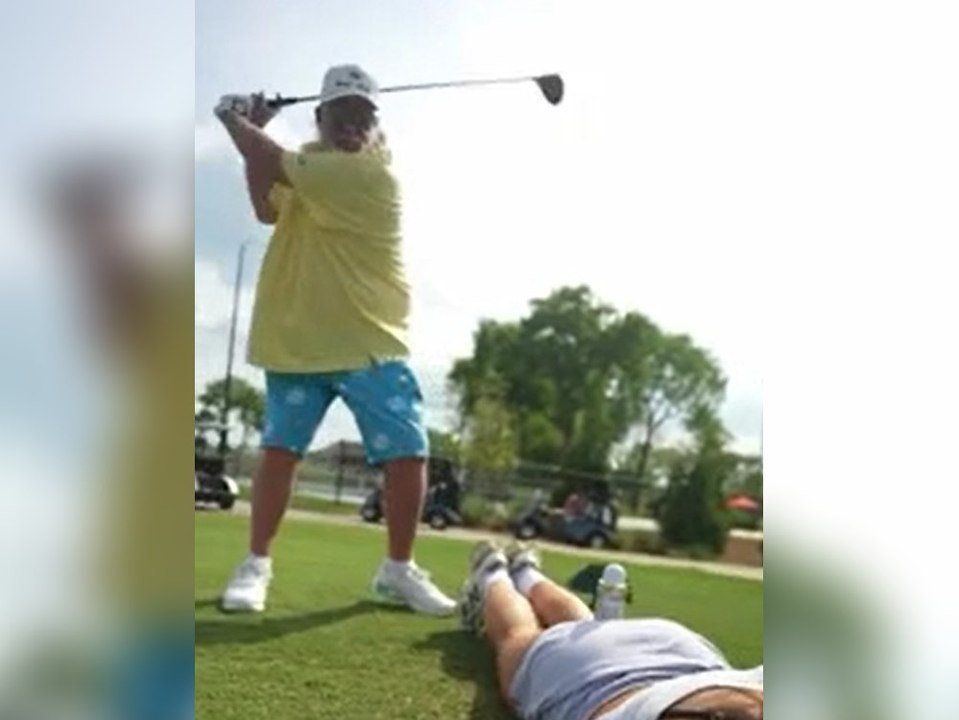 Profigolfer nutzt influencer-po als abschlaghilfe