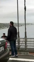 Günün kahramanı Röportaj Adam! Köprüden atlamak isteyen genci ikna etti