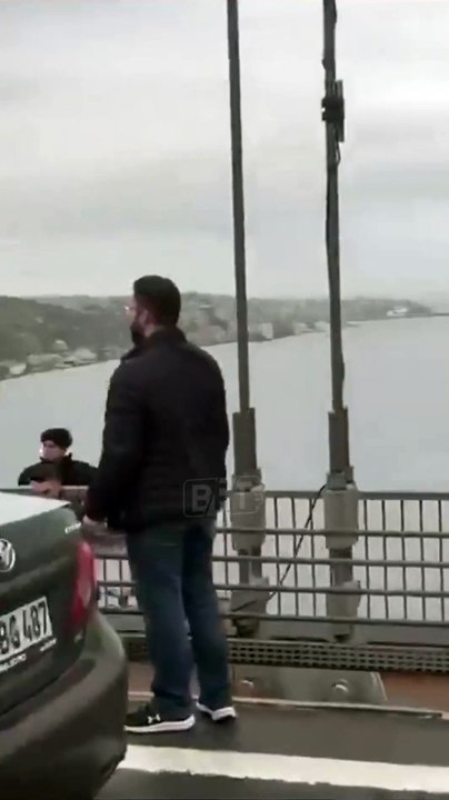 Günün kahramanı Röportaj Adam! Köprüden atlamak isteyen genci ikna etti
