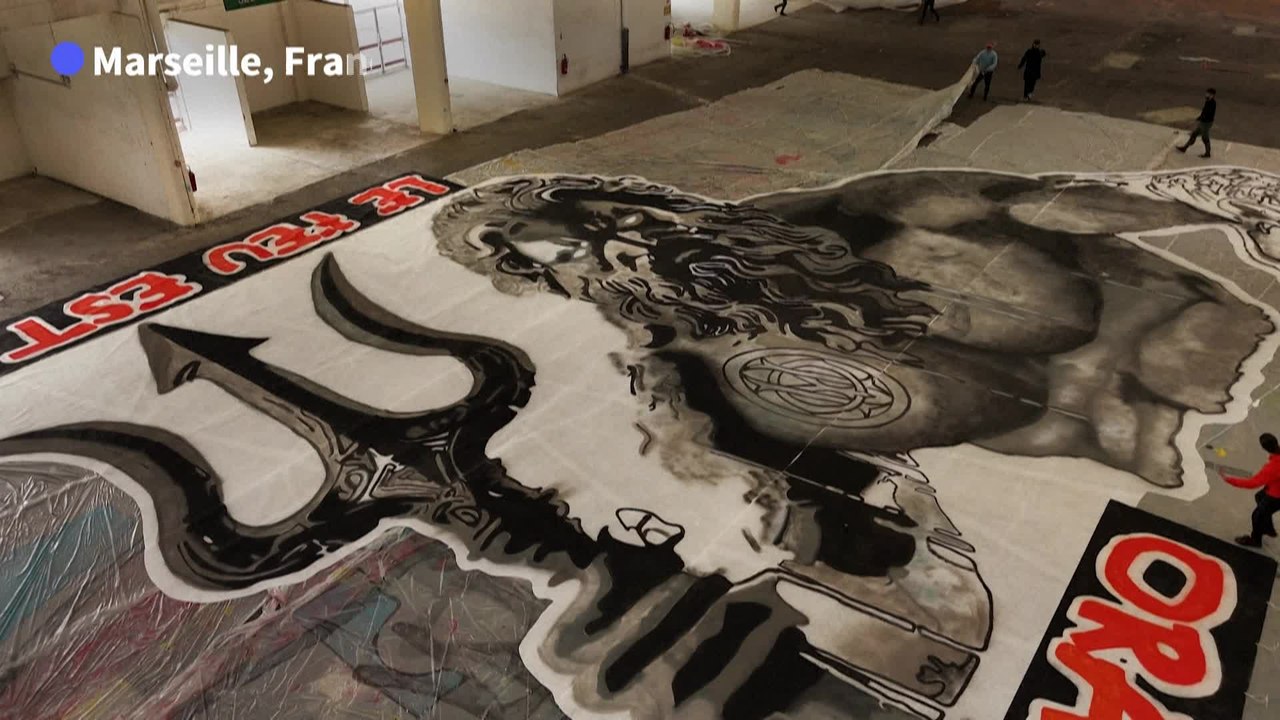 A Marseille, les secrets de fabrication des célèbres tifos de l’OM