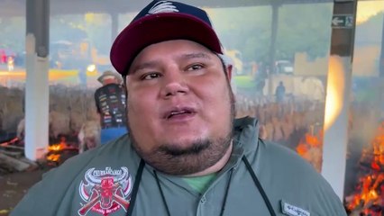 Churrasqueiro boliviano viaja mais de 1.600 km para assar costelões da Festa do Trabalhador em Cascavel