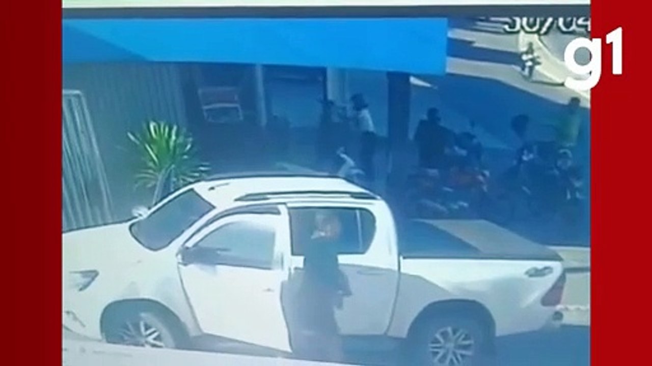 VÍDEO PM ajuda mulher a fugir em MT