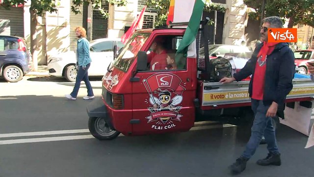 Primo Maggio, cartelli e striscioni al corteo della Cgil a Roma: La guerra uccide, il lavoro pure