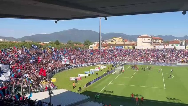 Pisa, i giocatori sotto la Curva Nord dopo la vittoria col Frosinone