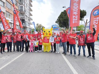 Pikachu bu kez "TEZ-KOOP İş Sendikası" yazılı yeleğiyle alandaydı
