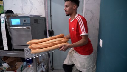 Boulanger, vendeur et patron... Aniss s'est démultiplié pour garder sa boulangerie ouvert le 1er mai