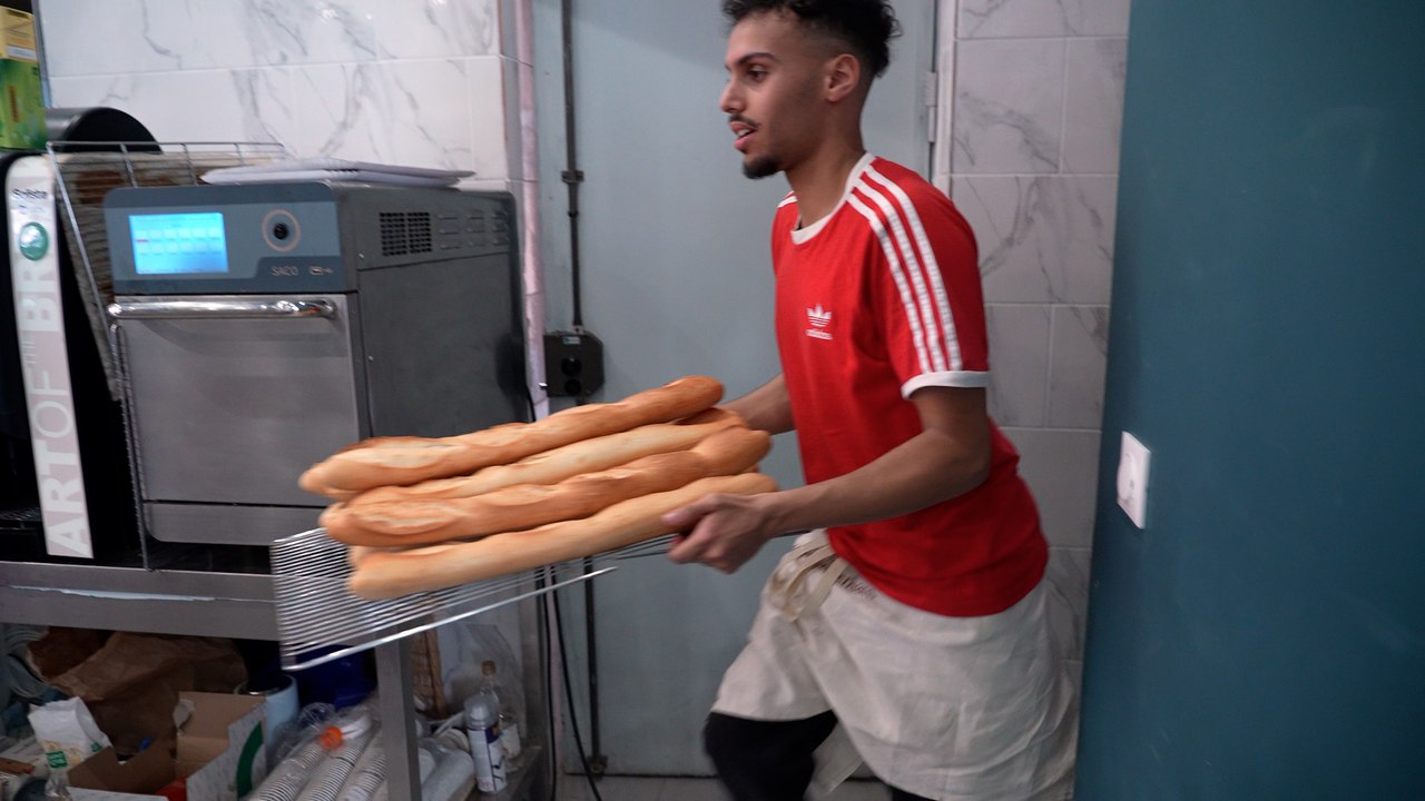 Boulanger, vendeur et patron... Aniss s'est démultiplié pour garder sa boulangerie ouvert le 1er mai