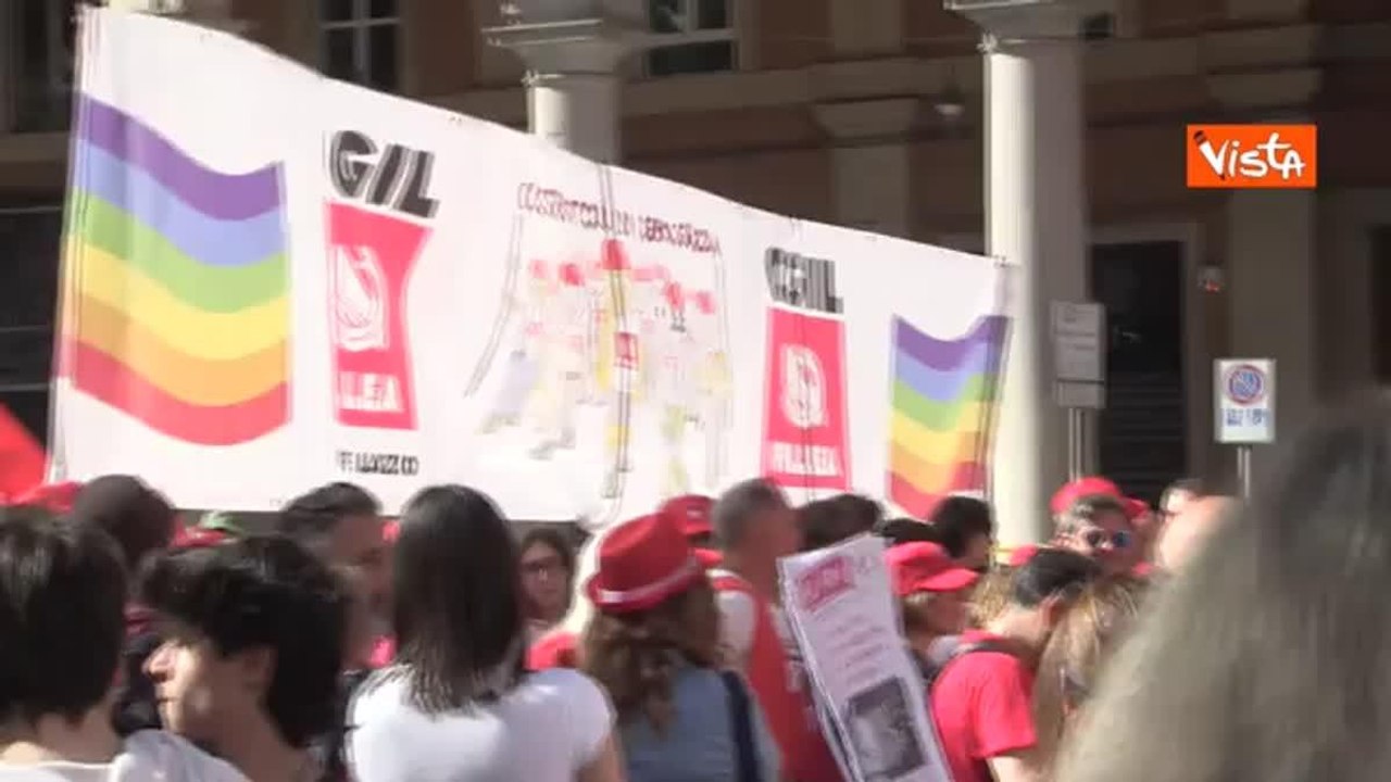 Primo Maggio, cartelli e striscioni al corteo della Cgil a Roma: «La guerra uccide, il lavoro pure»