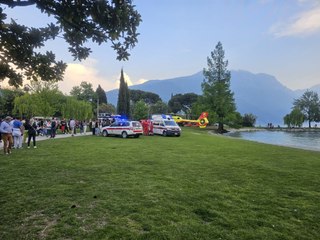 Ragazzo si sente male in acqua a Riva: i soccorsi