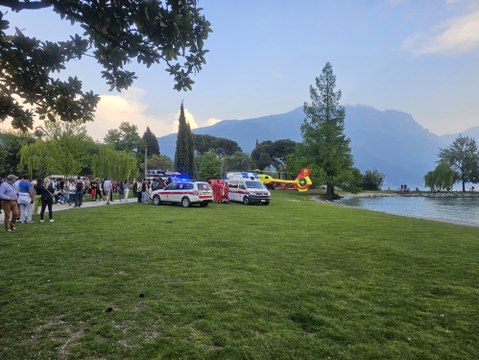 Ragazzo si sente male in acqua a Riva: i soccorsi