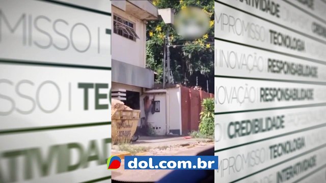 Câmeras de segurança registraram o momento em que um homem sofreu uma forte descarga elétrica ao tentar roubar fios de um padrão de energia no Espírito Santo.