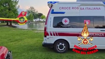 Riva del Garda, giovane entra nel lago e viene colto da un malore
