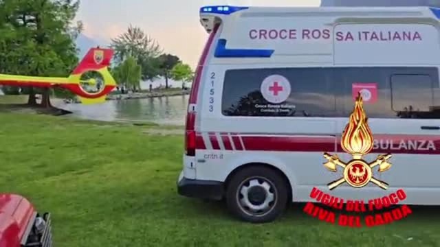 Riva del Garda, giovane entra nel lago e viene colto da un malore