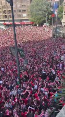 El Athletic se la juega y su afición no falla: ambiente increíble en Bilbao
