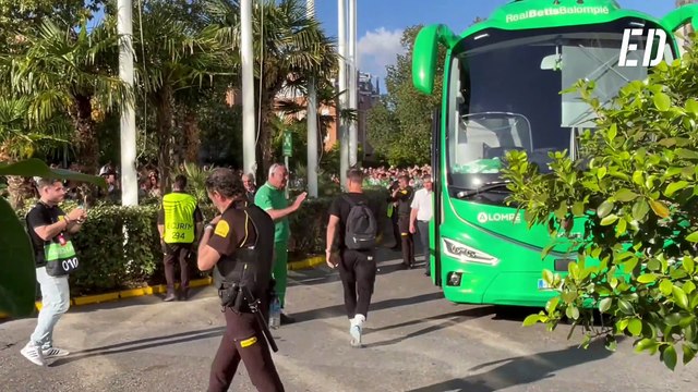 Los béticos llevan en volandas al autobús del Betis