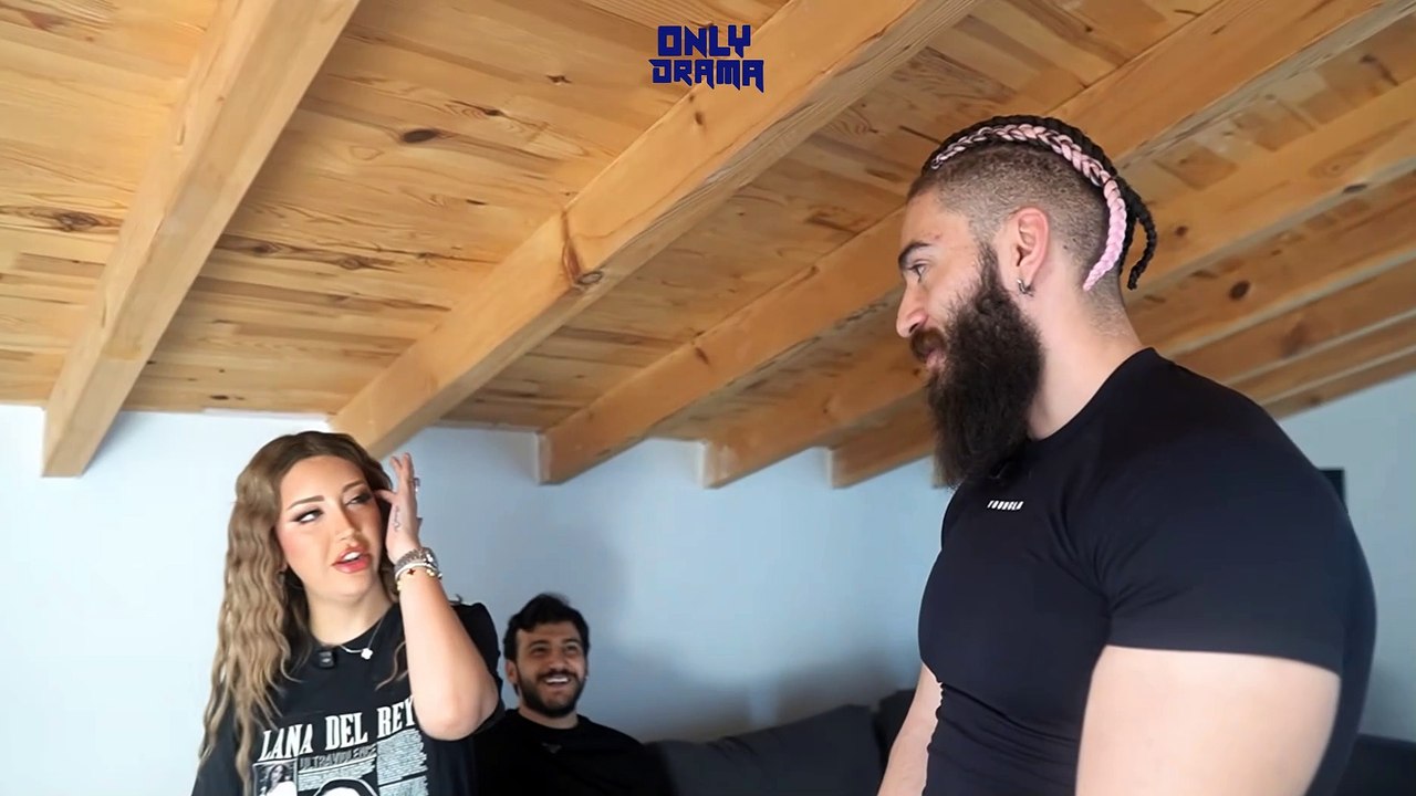 Mika Raun, ne dilerse gerçekleştiği meditasyon piramidini Testo Taylan'a gösterdi.  Testo Taylan piramidin içinde meditasyon yaptı.