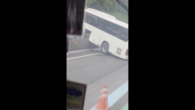 대형버스가 중앙분리대 들이받아... 빗길 미끄러짐 추정 / YTN