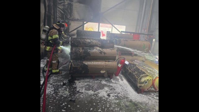 충북 음성 필름 제조 공장에서 불...4명 연기 흡입 / YTN