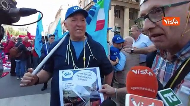 Pinocchio a corteo 1 maggio a Milano: Ci dicono bugie spendono soldi per guerre e non per salari