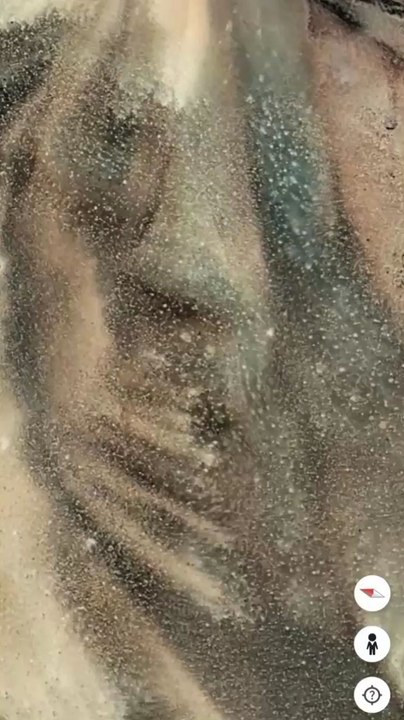 image d'un être humain qui est présente sur Google earth après un zoom in des rochers en couleur