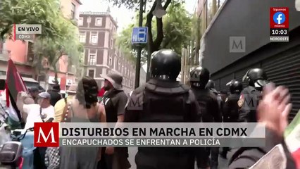 Encapuchados se enfrentan a policías en marcha por el Día del Trabajo en CdMx
