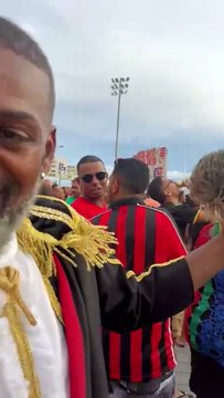 Em show de Edson Gomes, ambulante chama atenção para garantia dos direitos dos trabalhadores