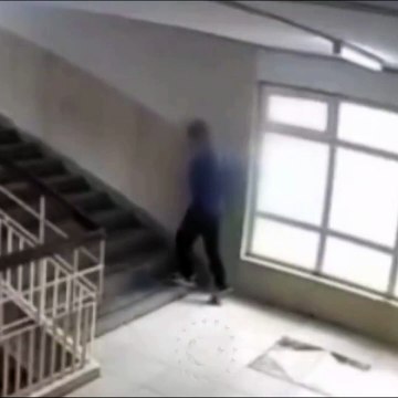 AKP'li eski meclis üyesi okulu bastı: 14 yaşındaki çocuğu darbetti!