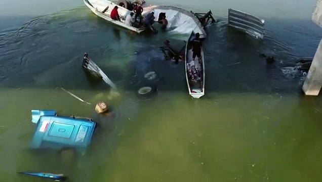 Tráiler cae a un río y pobladores lo rapiñan dentro del agua en Tabasco