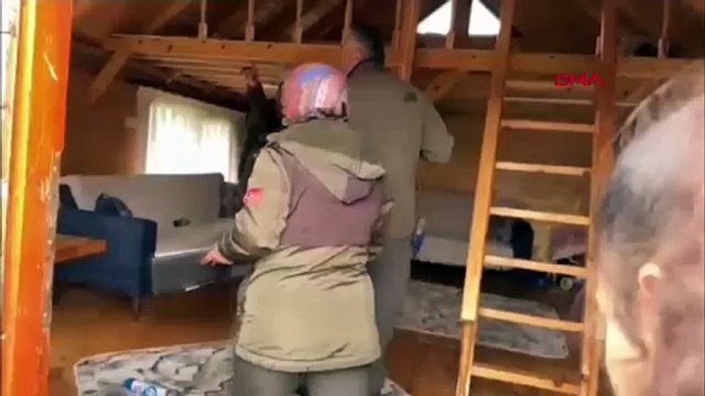 Baskın yapılan evden çıkanları görünce inanamayacaksınız!