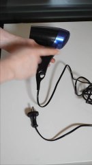 Comment ranger le fil du sèche-cheveux