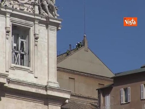 Conclave, montato il comignolo della Cappella Sistina per le votazioni