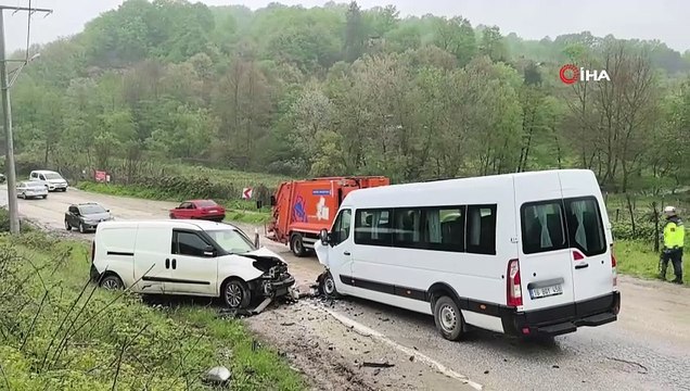 Bursa'da İşçileri taşıyan servis minibüsü ile hafif ticari araç çarpıştı: 13 yaralı