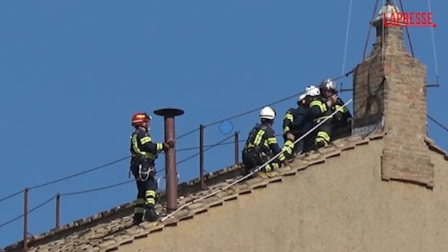 Conclave, allestito il comignolo per la fumata sulla Cappella Sistina