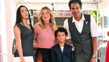 La Walk of Fame accoglie Ellen Pompeo (in dolcevita), ma i figli le rubano la scena
