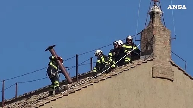 Conclave, sul tetto della Cappella Sistina montato il comignolo da cui usciranno le fumate
