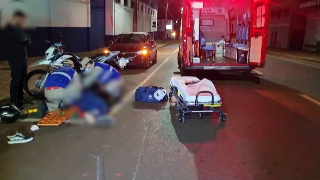 Motociclista fica ferida em colisão na Jorge Lacerda; condutor foge sem prestar Socorro