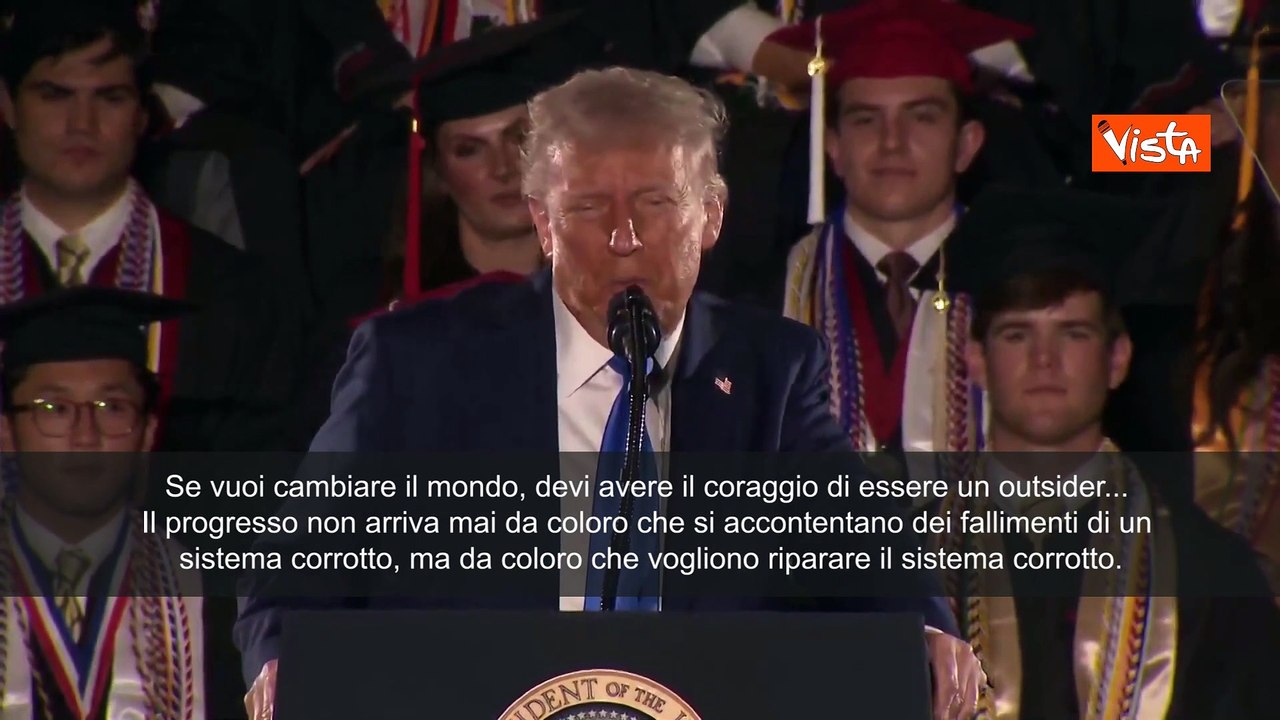Trump a universitari Alabama: Se vuoi cambiare mondo, devi avere coraggio di essere un outsider