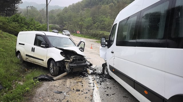 İşçi servisi ile hafif ticari araç kafa kafaya çarpıştı: 13 yaralı