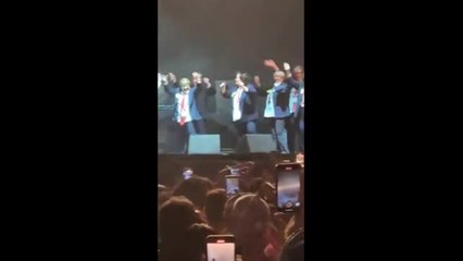 Tommy Cash con le nonne di Ostuni sul palco del primo maggio a Taranto