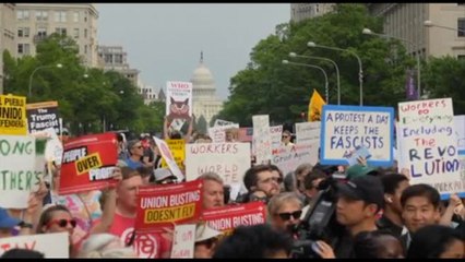 A Washington migliaia di manifestanti contro la politica di Trump