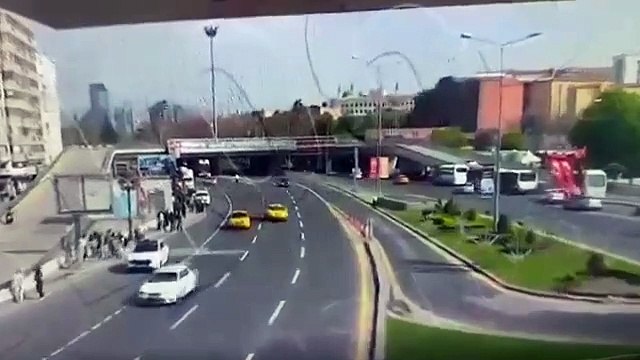 CHP'nin otobüs şoförü polisin üzerine aracı sürmüştü! Bakan Yerlikaya'dan tepki