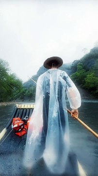 Bamboo Raft Drifting on Nine-Twist River / Flottage en radeau de bambou sur Rivière aux Neuf Méandres