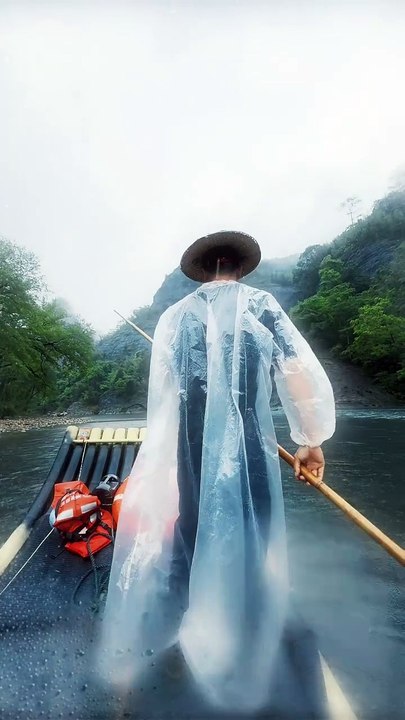 Bamboo Raft Drifting on Nine-Twist River / Flottage en radeau de bambou sur Rivière aux Neuf Méandres